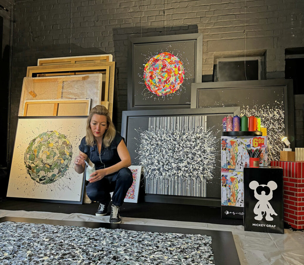 Photo de Stéphanie Bossaert en train de peindre dans son studio à Lille